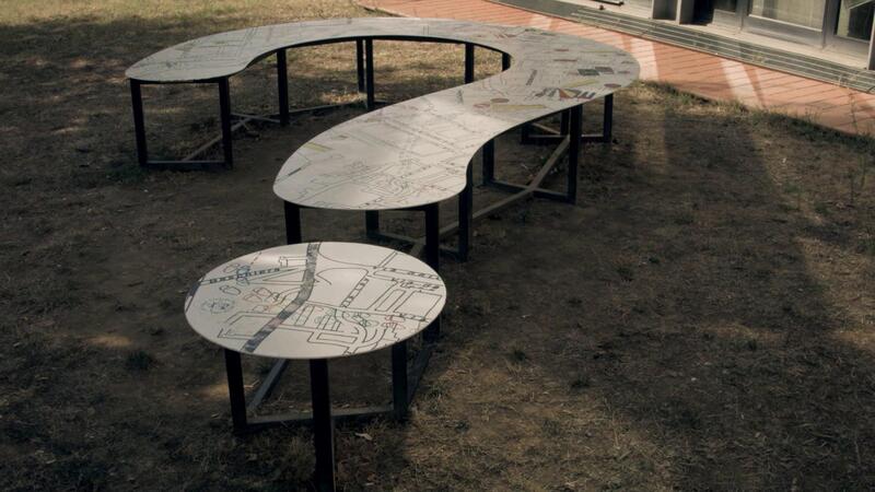 Immagine di due tavoli che richiamano il punto interrogativo