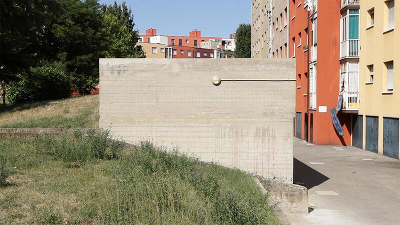 Immagine di un quartiere con palazzi e una struttura in muratura al centro