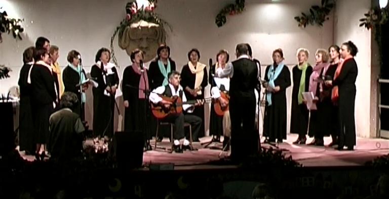 Fotografia di un gruppo di persone che cantano insieme